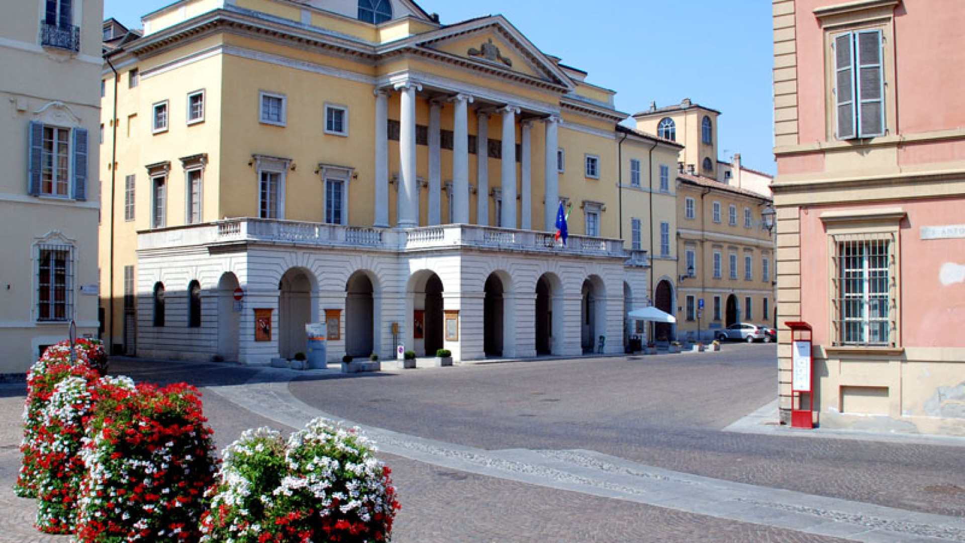Bar del Teatro Municipale, tre offerte in risposta al bando-bis