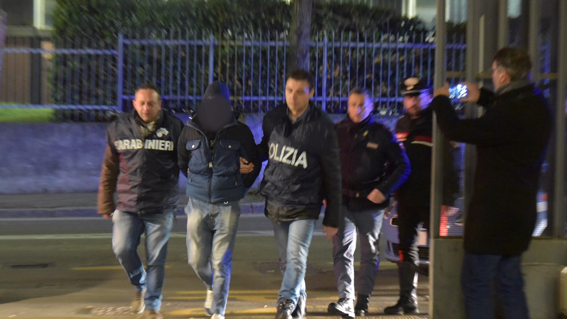 Esce dal carcere e passa agli arresti domiciliari lo straniero che picchiò il carabiniere durante il corteo