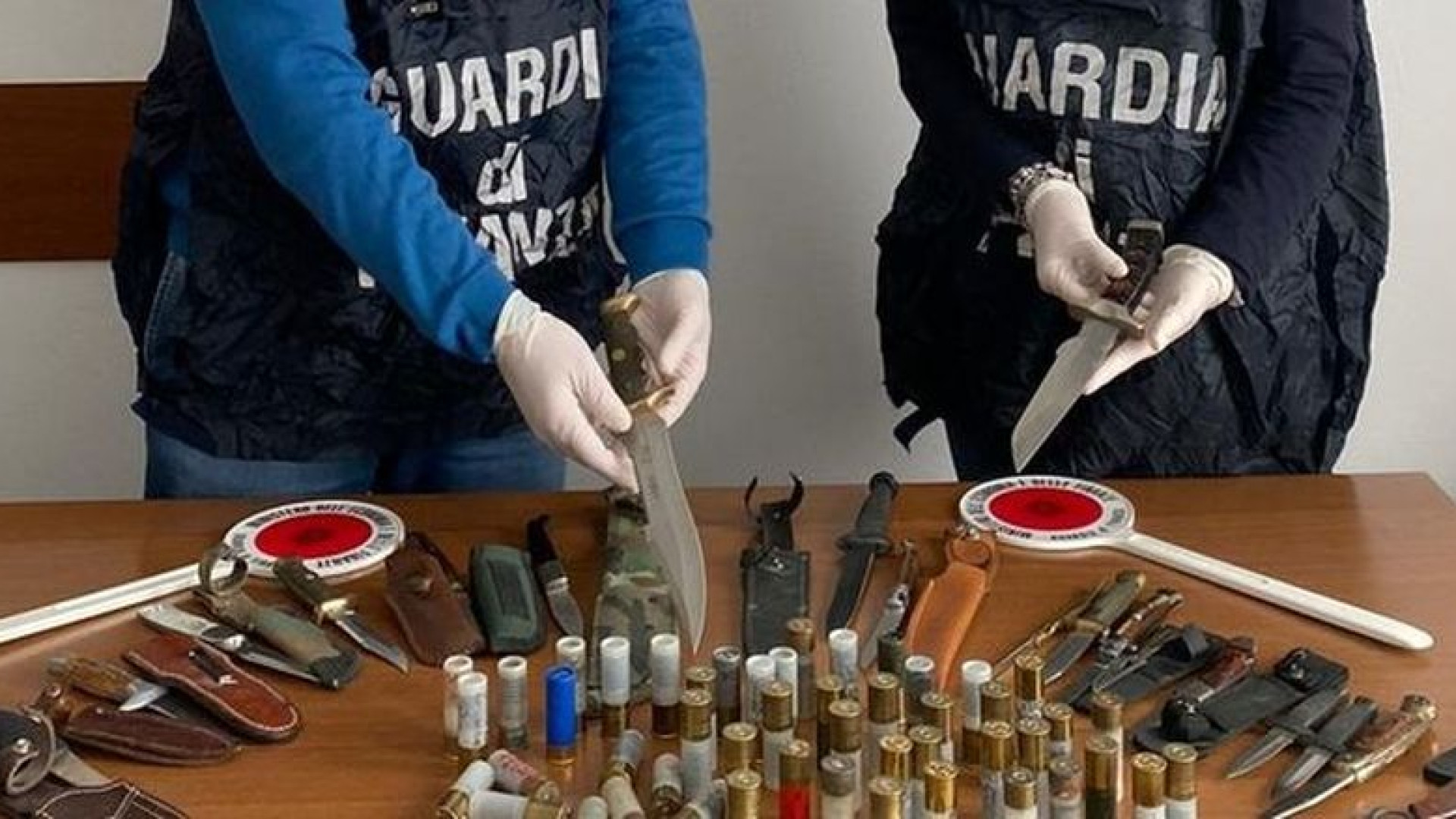 Coltelli, pugnali e munizioni nascosti in camera da letto: pregiudicato denunciato