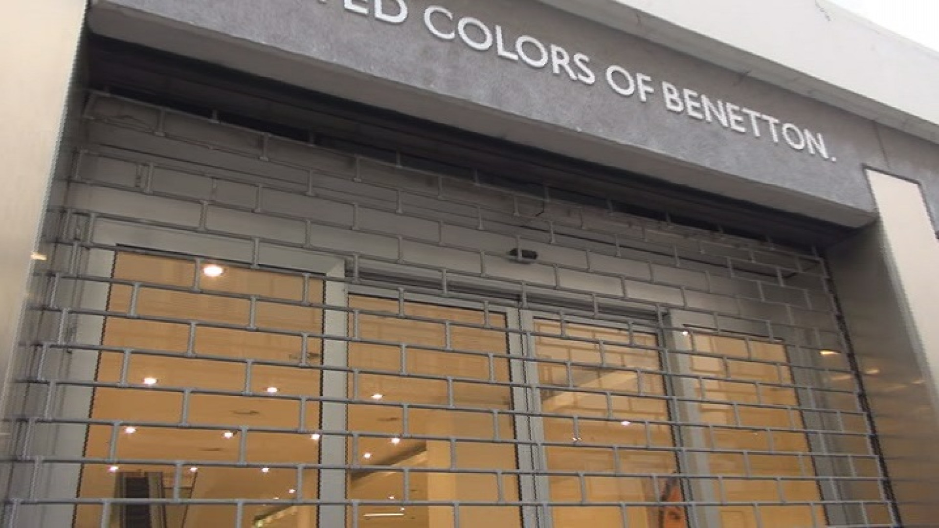 Benetton chiusa: a luglio riapre nuovo store. Vetrine con poster