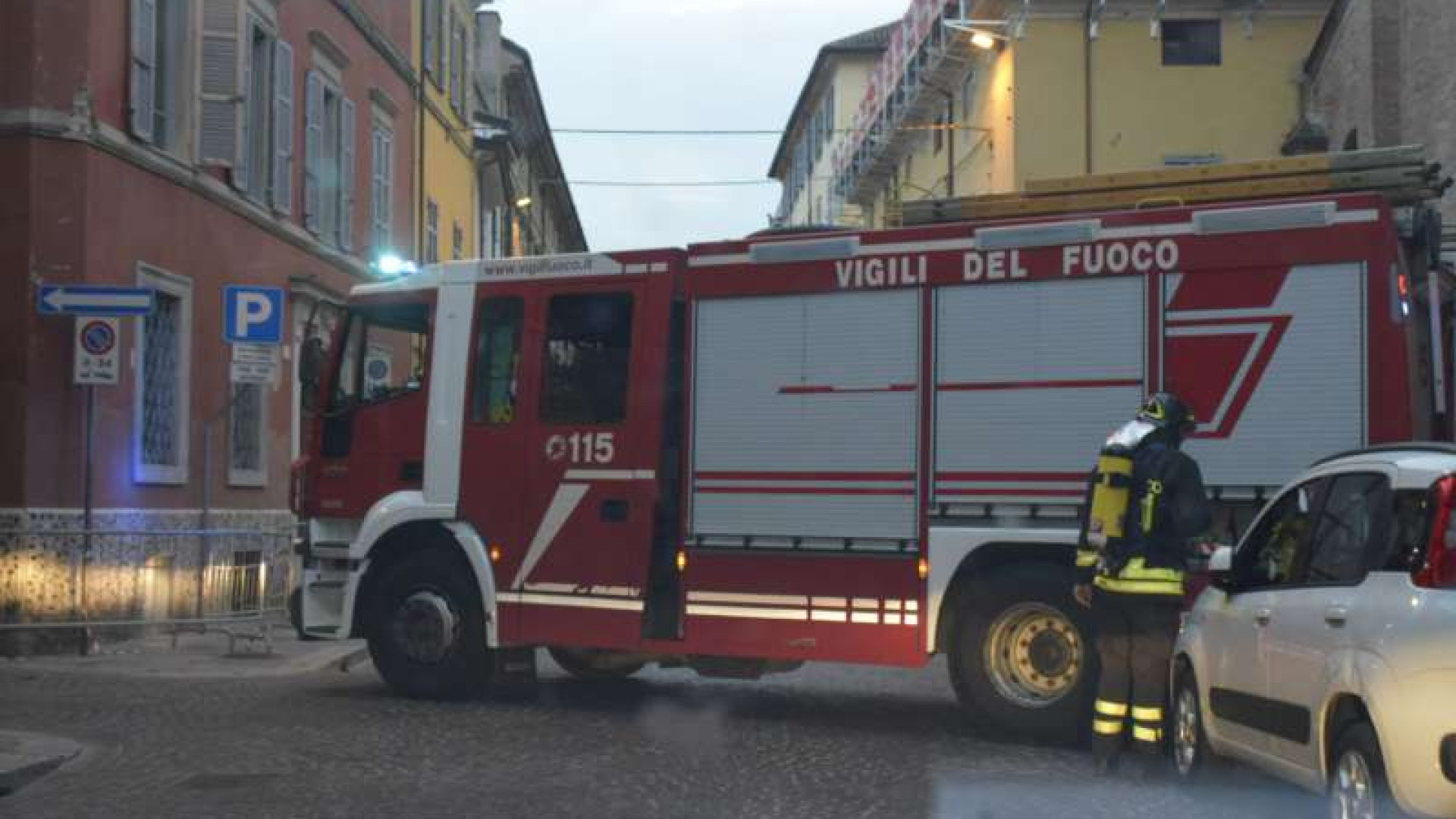 Muore per un malore, 75enne trovato in casa. Il fratello lancia l'allarme