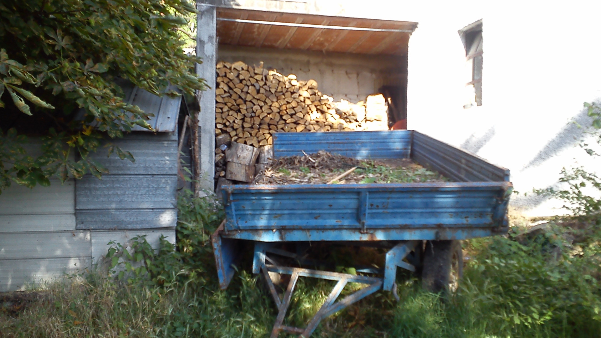 Bimba schiacciata dalla sponda di un mezzo agricolo: è grave