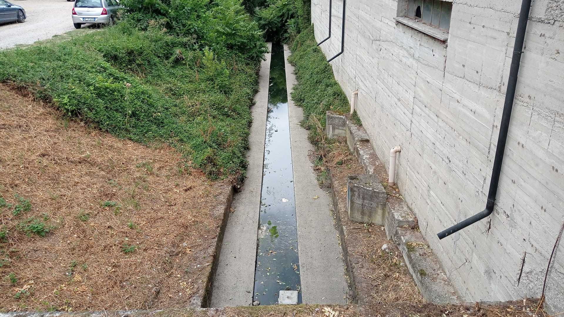 Stop agli scarichi abusivi nel rio Lora. "Ma manutenzione ferma in Regione"
