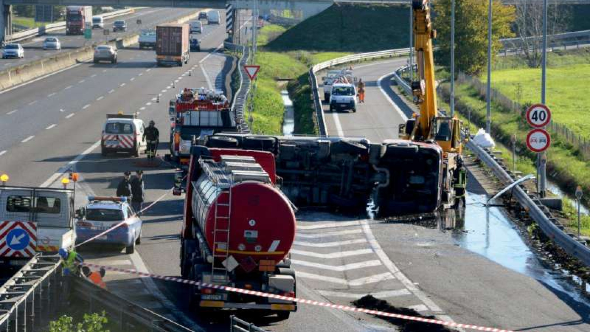 Resina infiammabile sull'A1, chiuso lo svincolo per Cremona. Ripulitura in corso