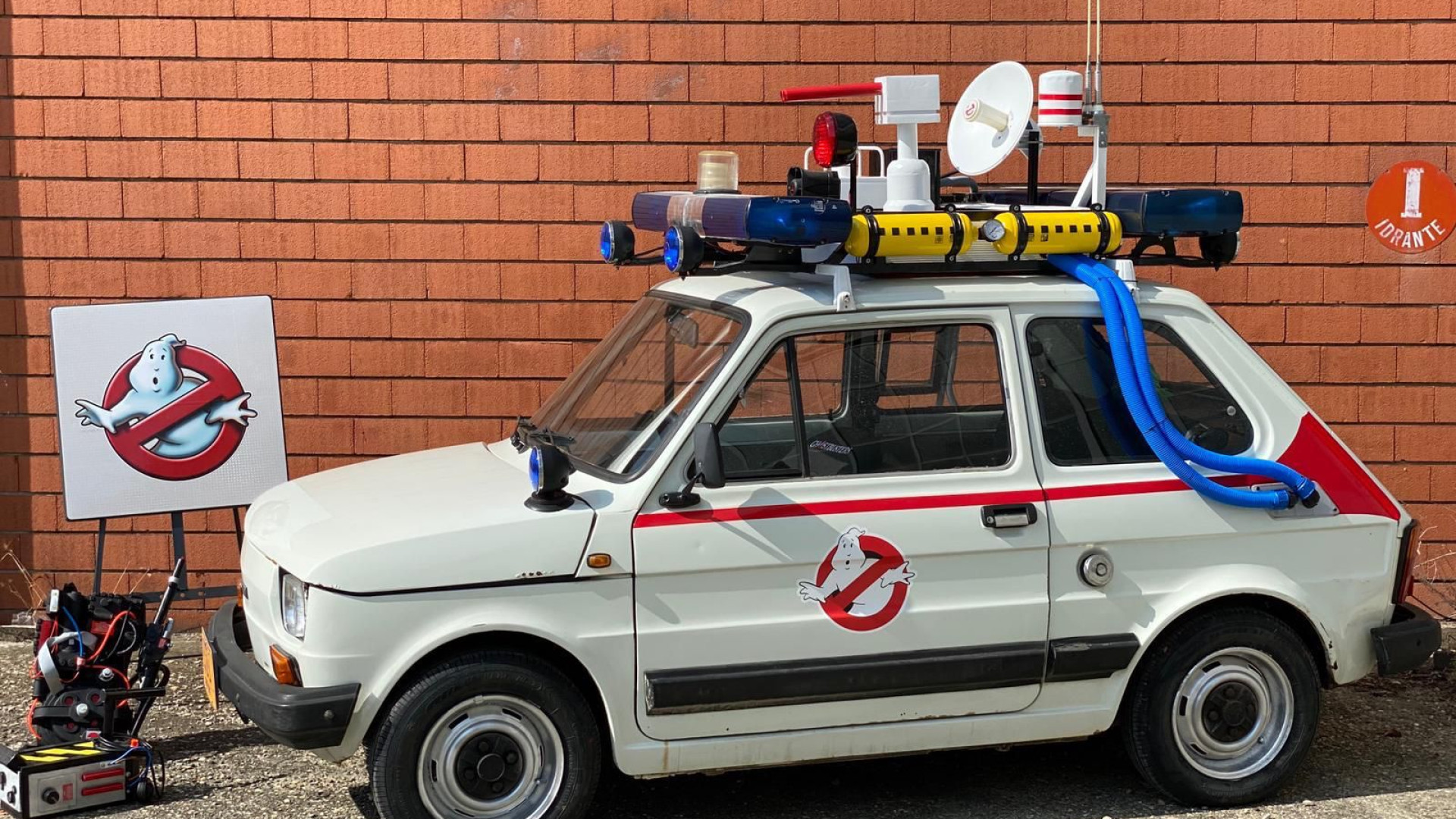Ghostbusters al cinema, due piacentini trasformano la loro auto nella mitica Ecto-1