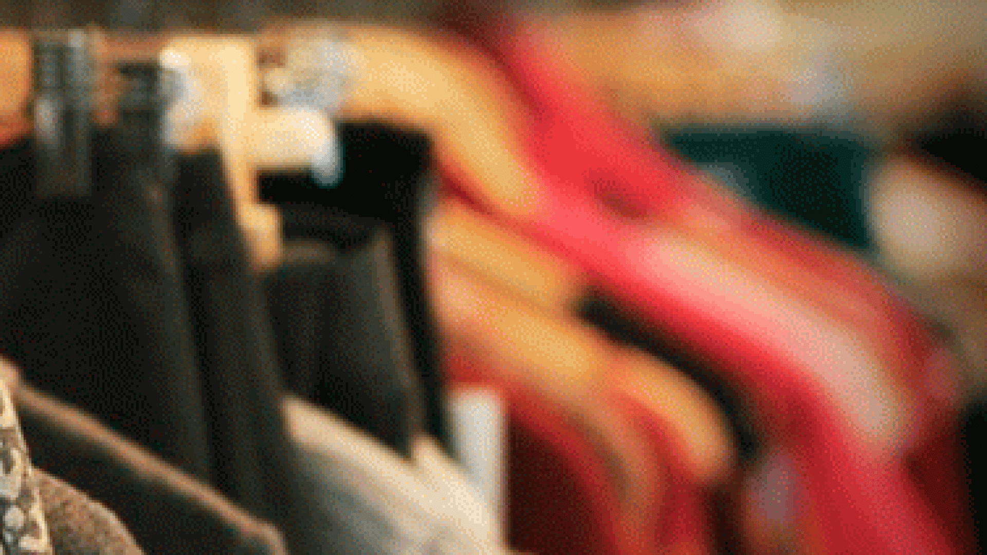 Entra in un negozio, indossa un giubbotto e scappa. Inseguito e fermato