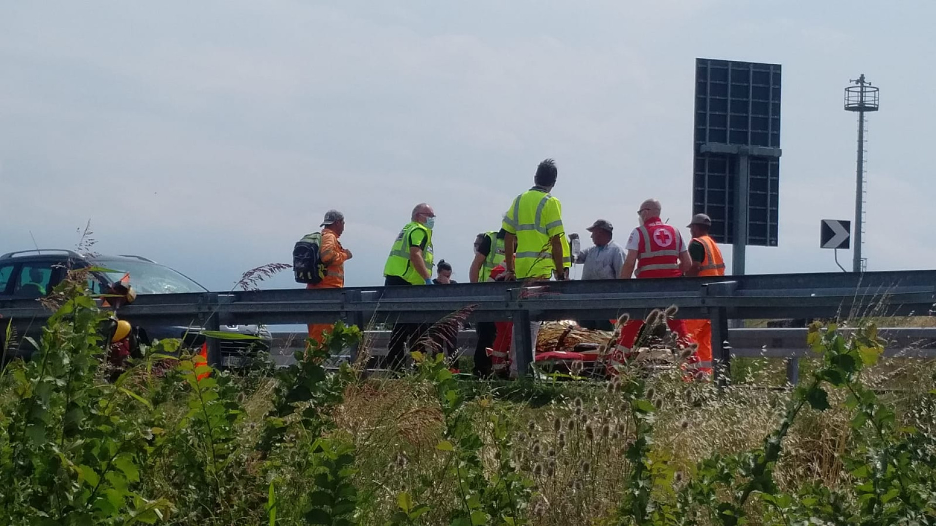 Operaio al lavoro investito in autostrada, sul posto l'elisoccorso: è gravissimo