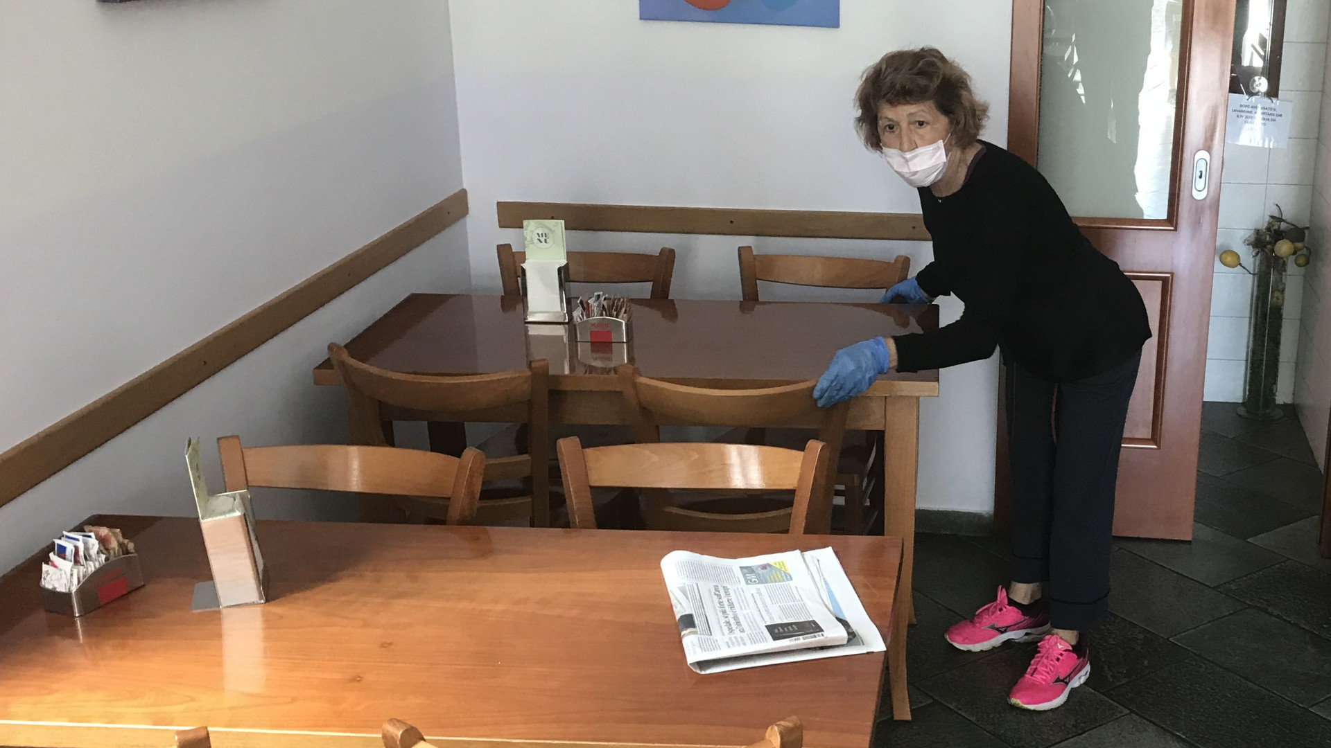 Quattro metri quadri a cliente, i baristi: "Si rischia la chiusura"