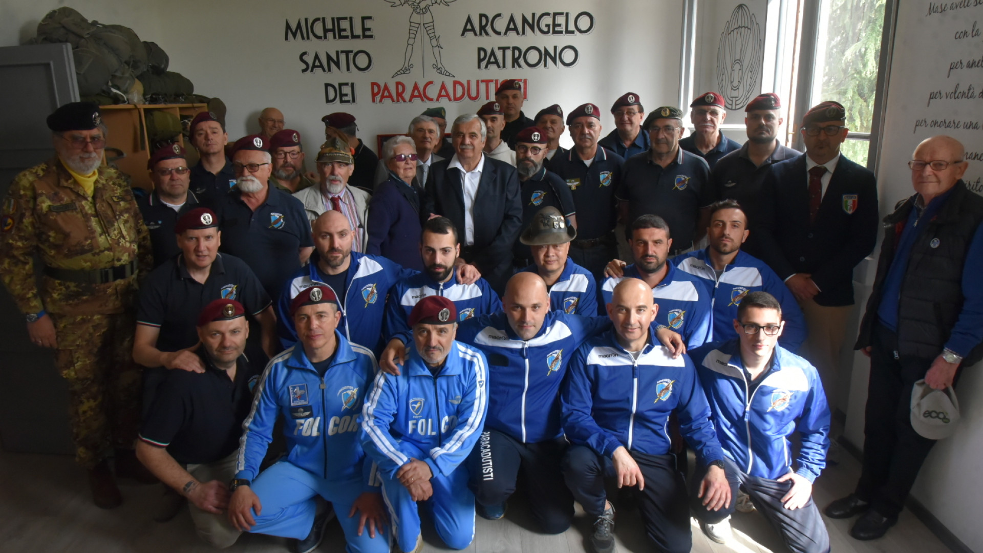 Paracadutisti, otto nuovi brevetti nel ricordo di Vincenzo Oliveti