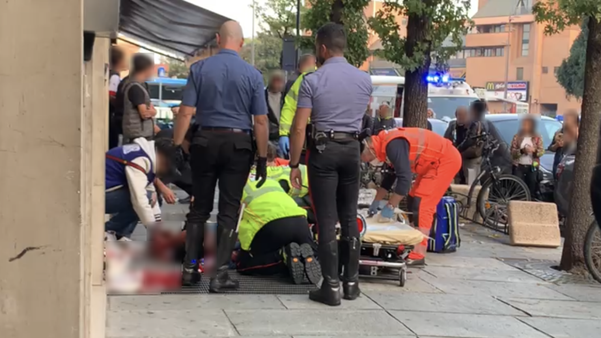 Viale Il Piacentino, resta grave il 20enne accoltellato ieri. Caccia all'aggressore