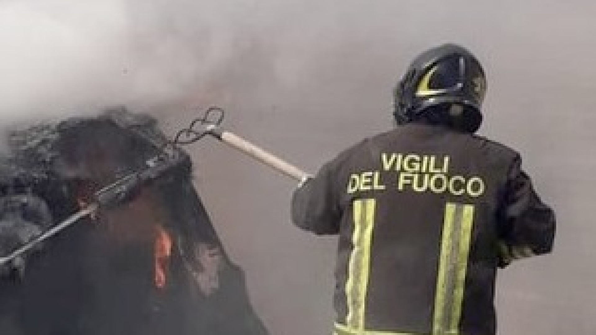 Alseno, sull'autostrada A1 un incidente e due auto in fiamme mentre erano in coda