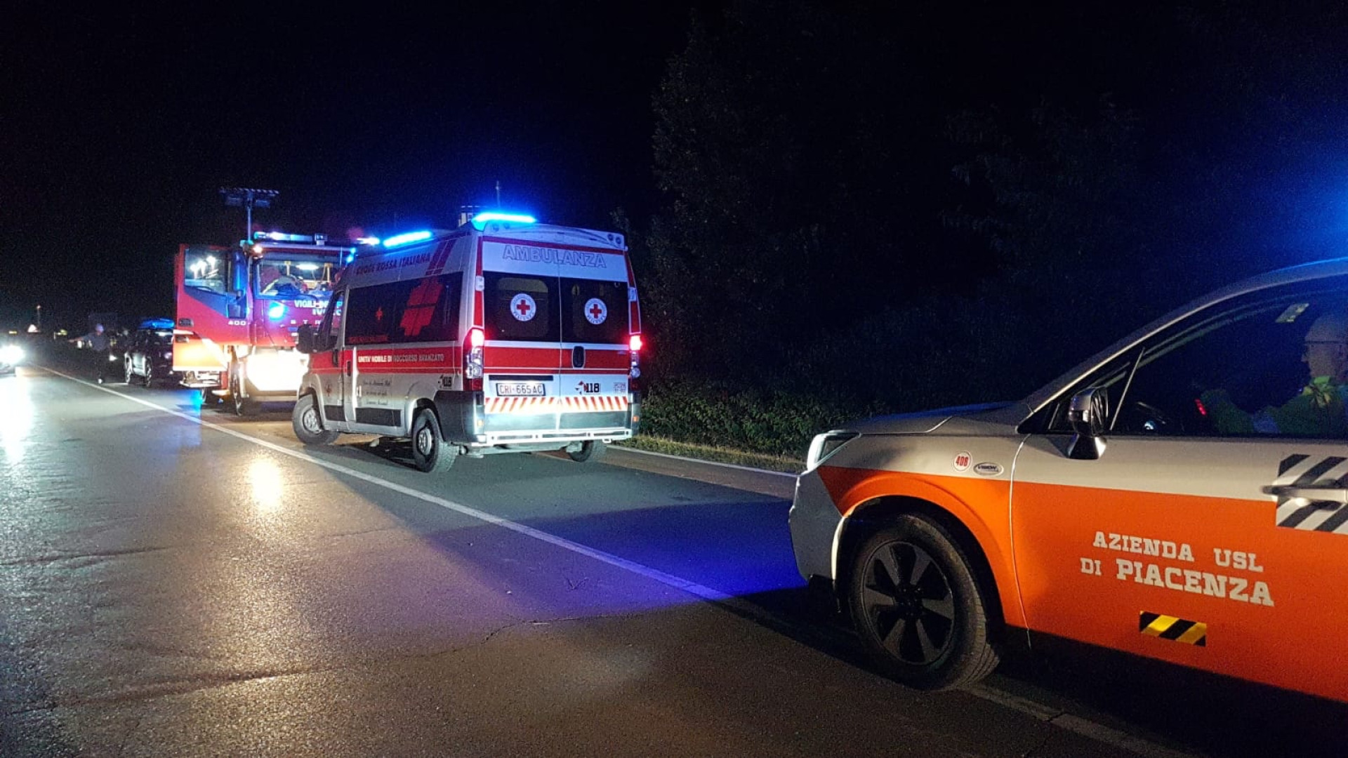 Auto fuori strada nella notte, tre giovani all’ospedale. Uno è grave