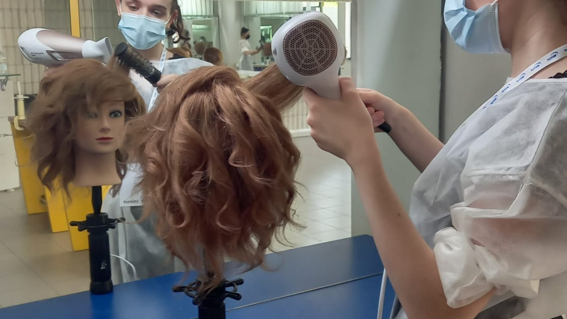 Al Tutor di Fiorenzuola diplomate 14 estetiste. Al via un corso per acconciatori