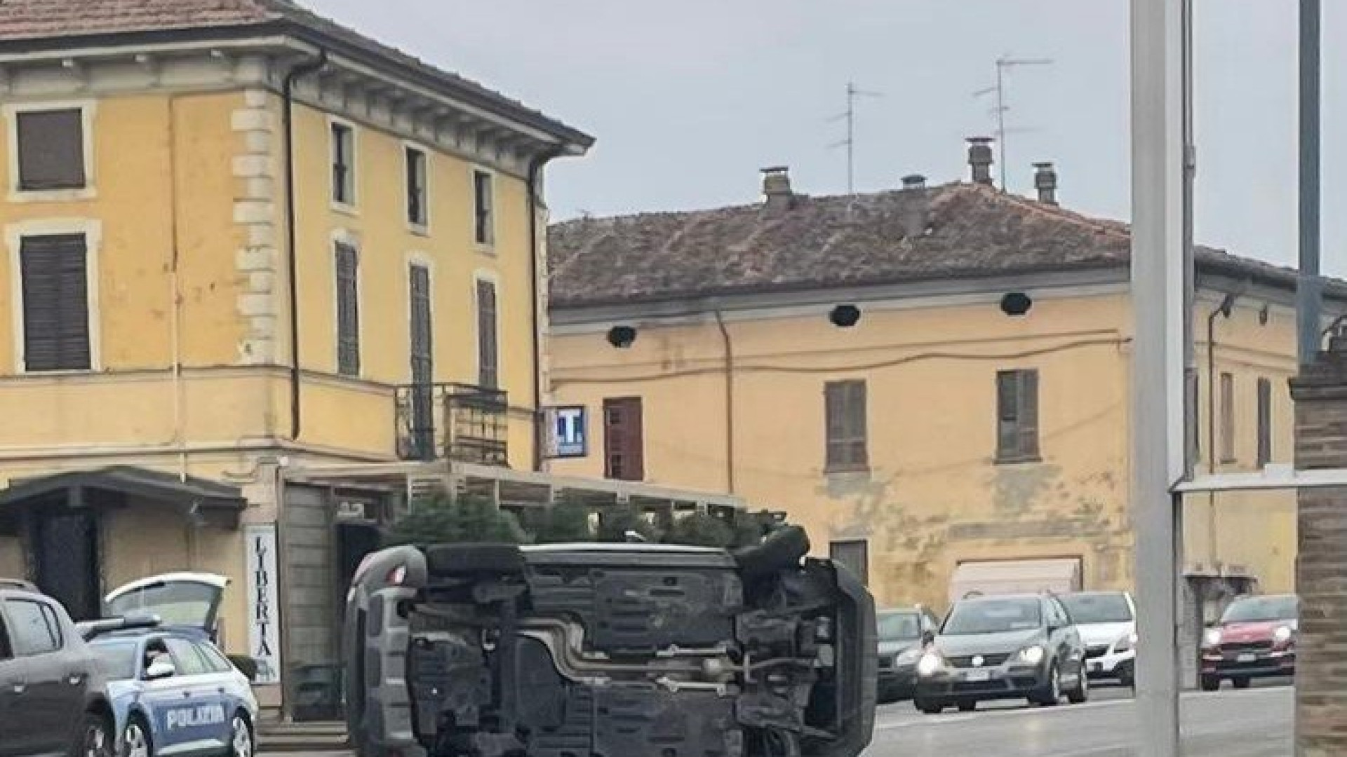 Incidente stradale a Cadeo: auto ribaltata in mezzo alla strada, un ferito