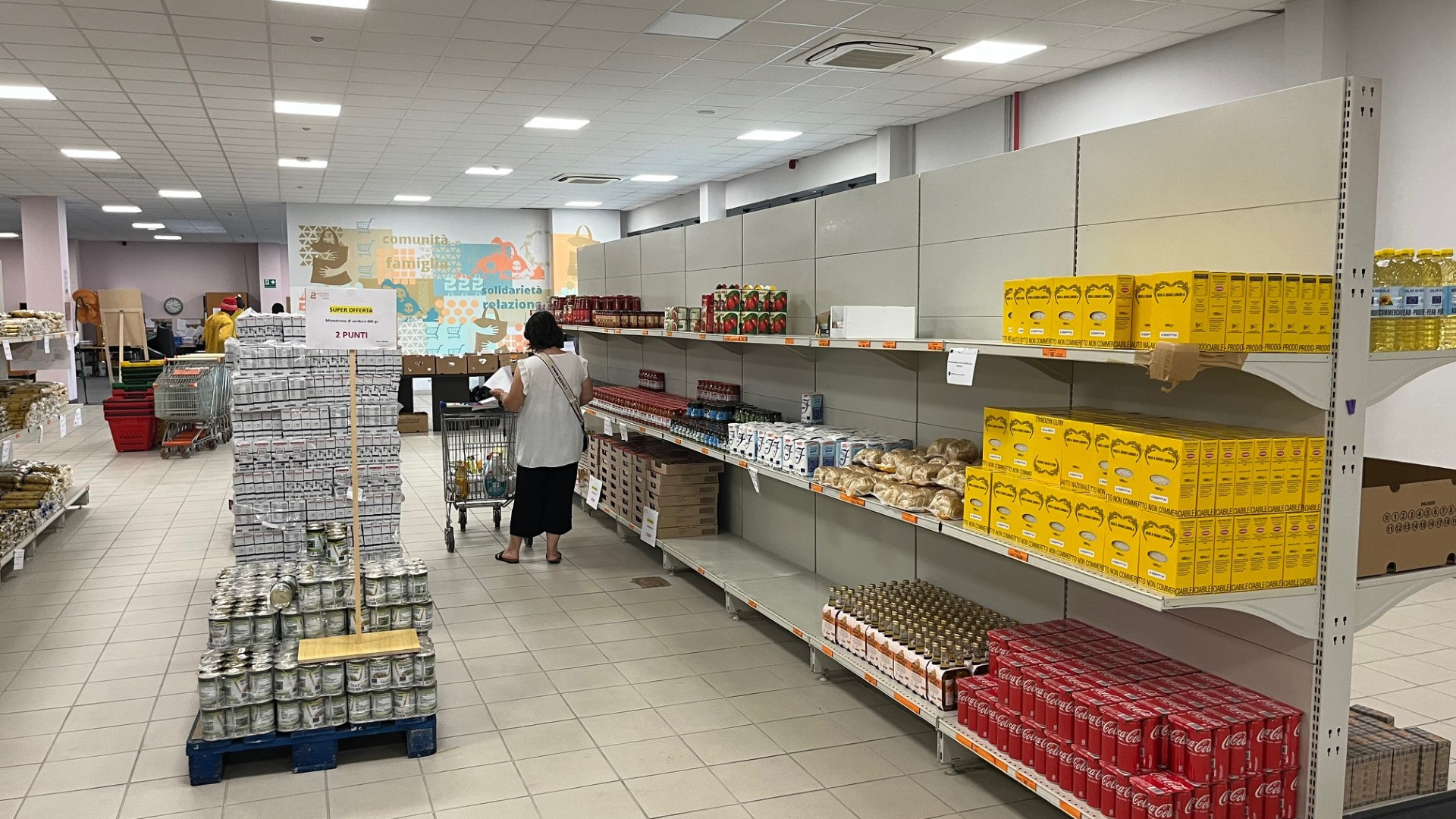 Emporio solidale compie 5 anni, in calo le donazioni: "Mancano olio, latte e carne"