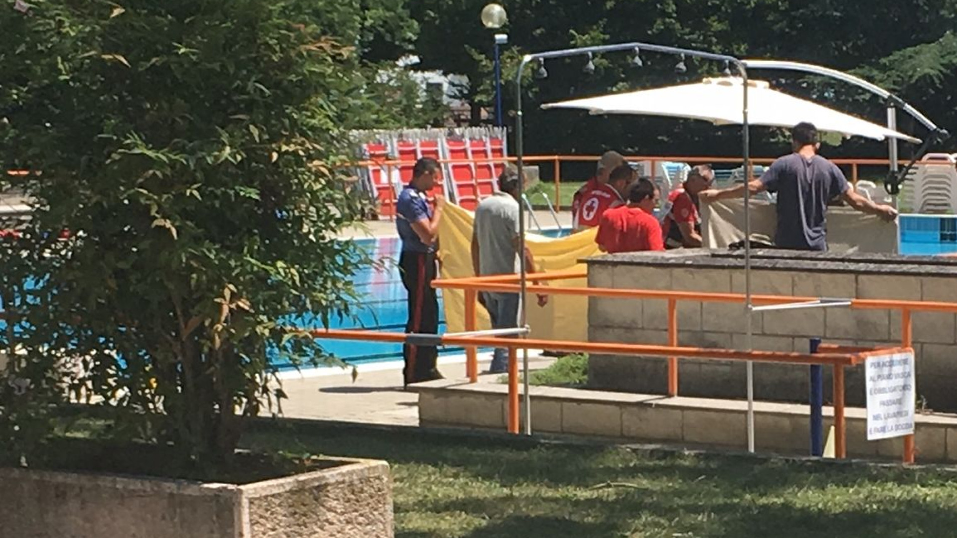 Tragedia in piscina a Pontenure: bimbo di sei anni muore annegato. Intero paese sotto choc, è lutto cittadino