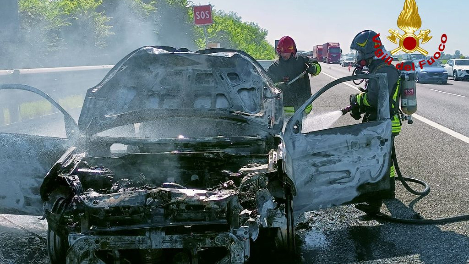 Auto in fiamme sull'A1, coppia si salva in tempo: sul posto i vigili del fuoco