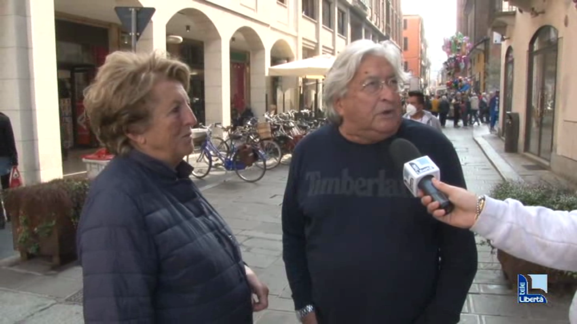 "Docce brevi, lavastoviglie di notte e attenti alle luci": le misure anti-rincari a casa
