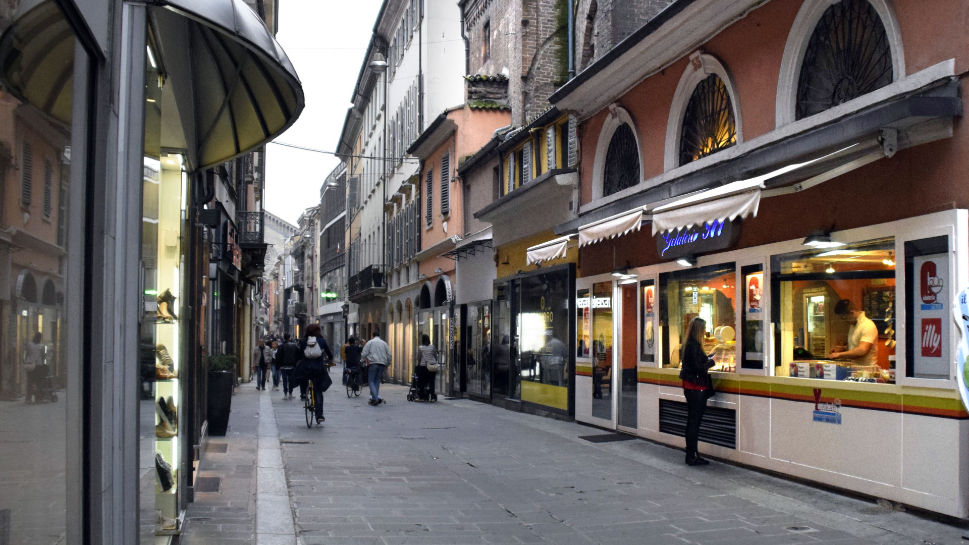 Caro bolletta, appello ai commercianti: "Domani luci spente per 15 minuti"