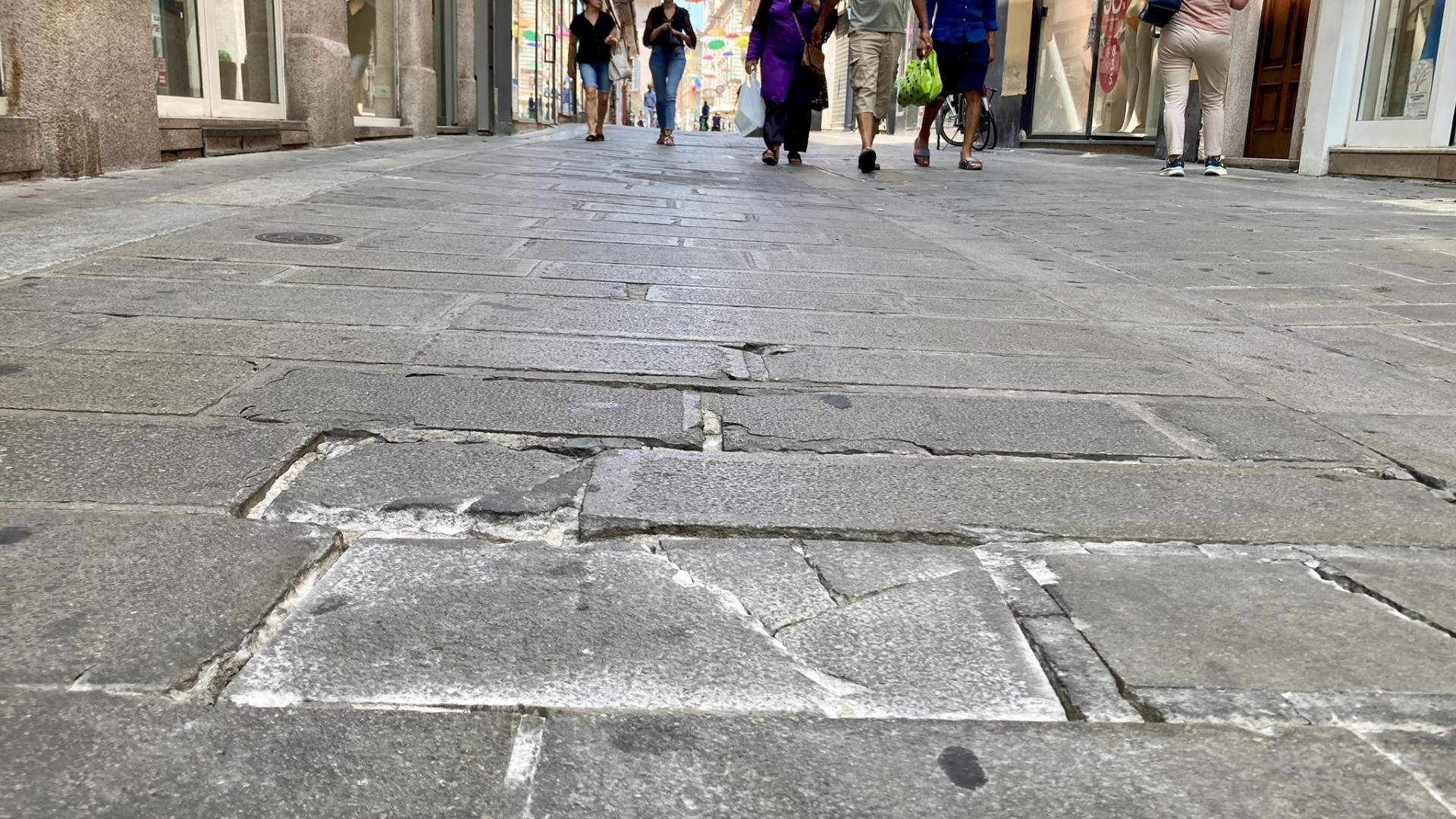 Crepe e mattonelle rotte in via XX Settembre: "Scarso decoro e insicurezza"