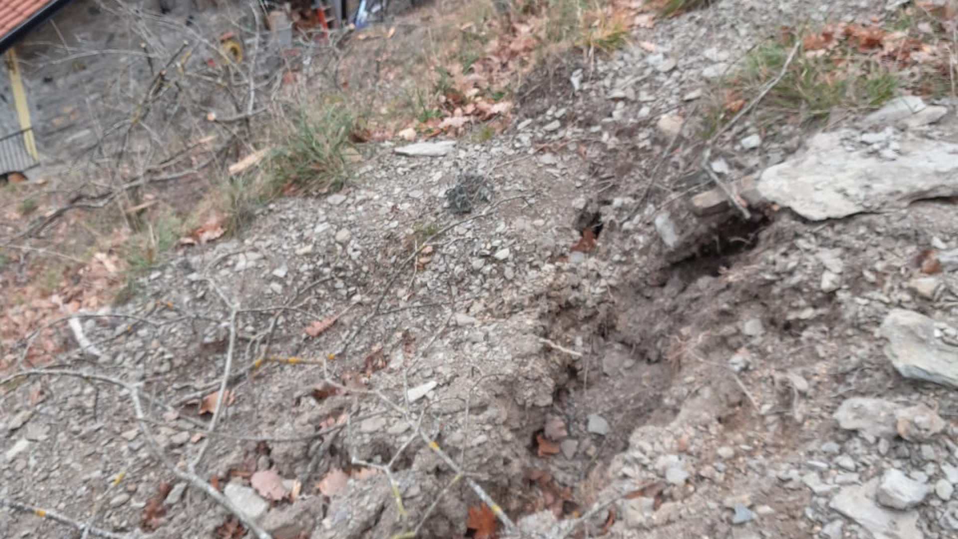 Crepaccio di venti metri a Roncoli, in alta Val Trebbia. Sfollate due famiglie