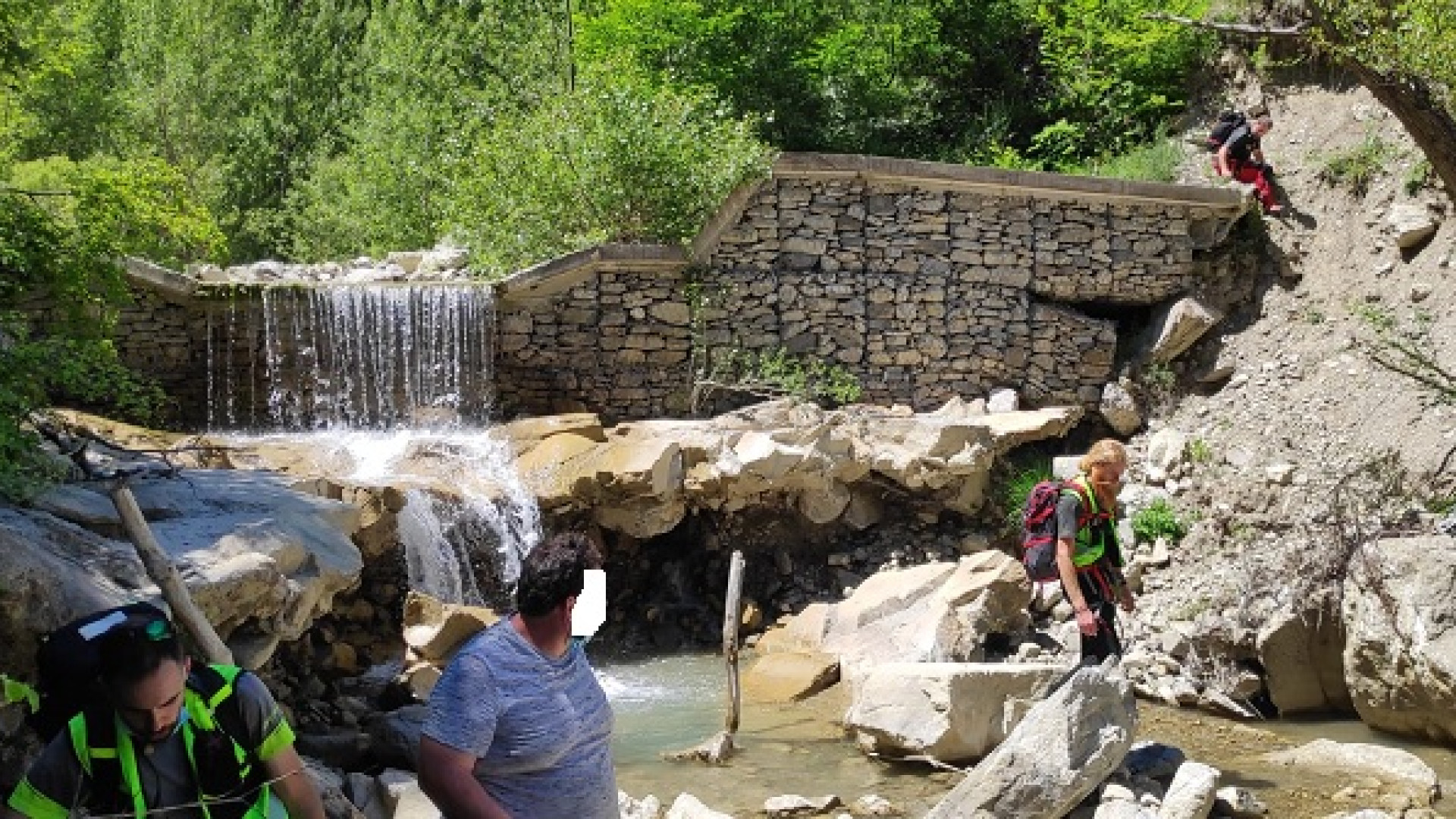 Precipita da una scarpata con il cane, intervento del soccorso alpino