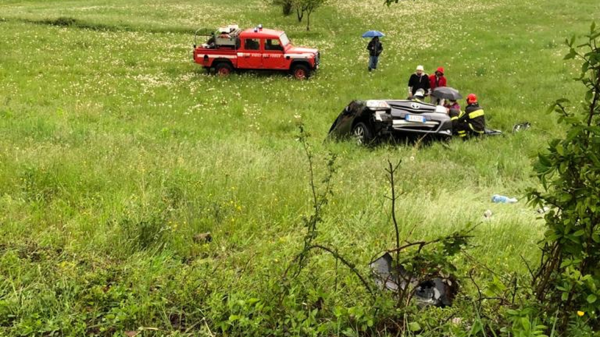 Auto fuori strada a Cortebrugnatella, feriti i quattro giovani a bordo