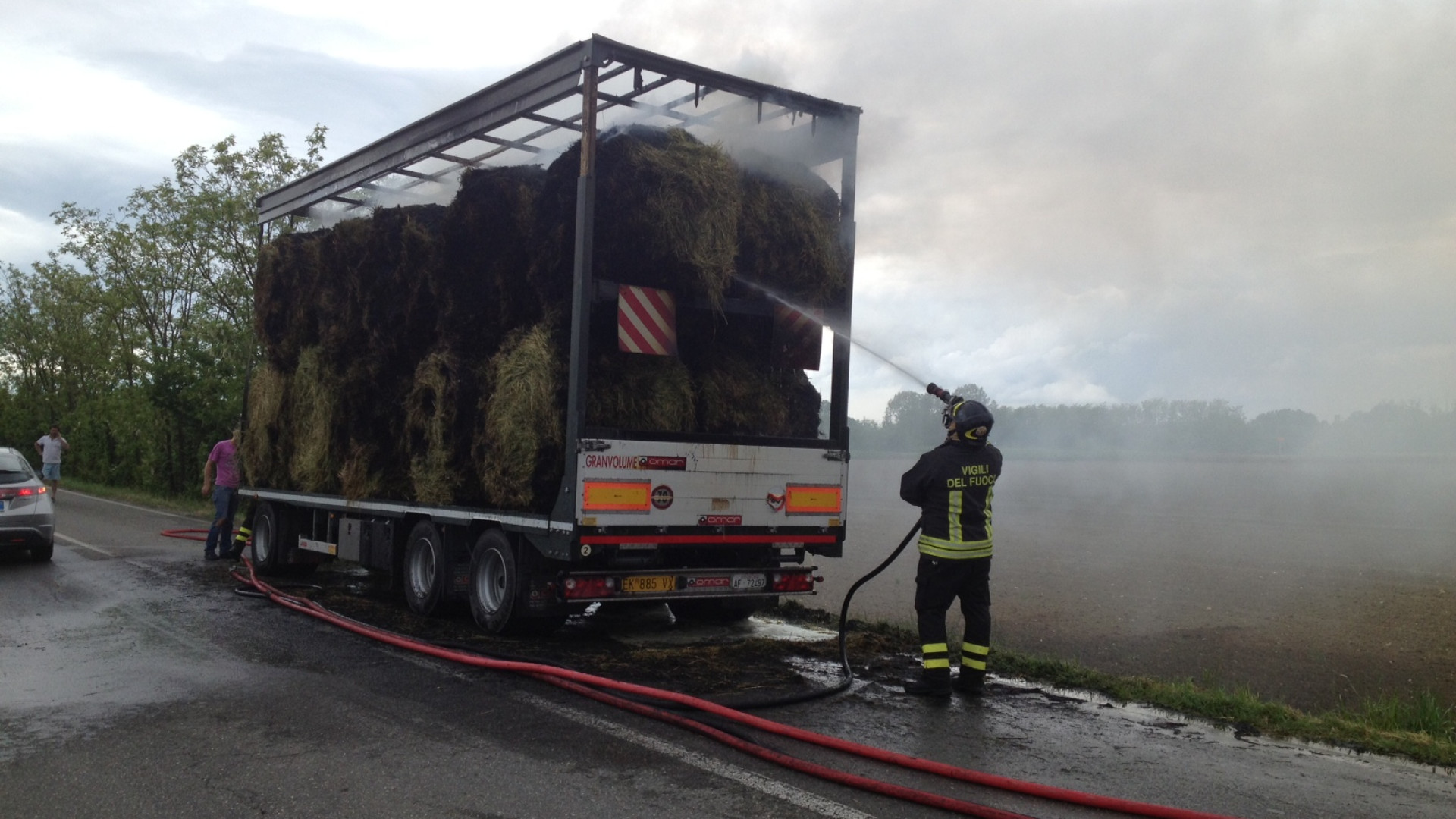 Paura a Borgonovo: rotoballe in fiamme su un rimorchio, disagi