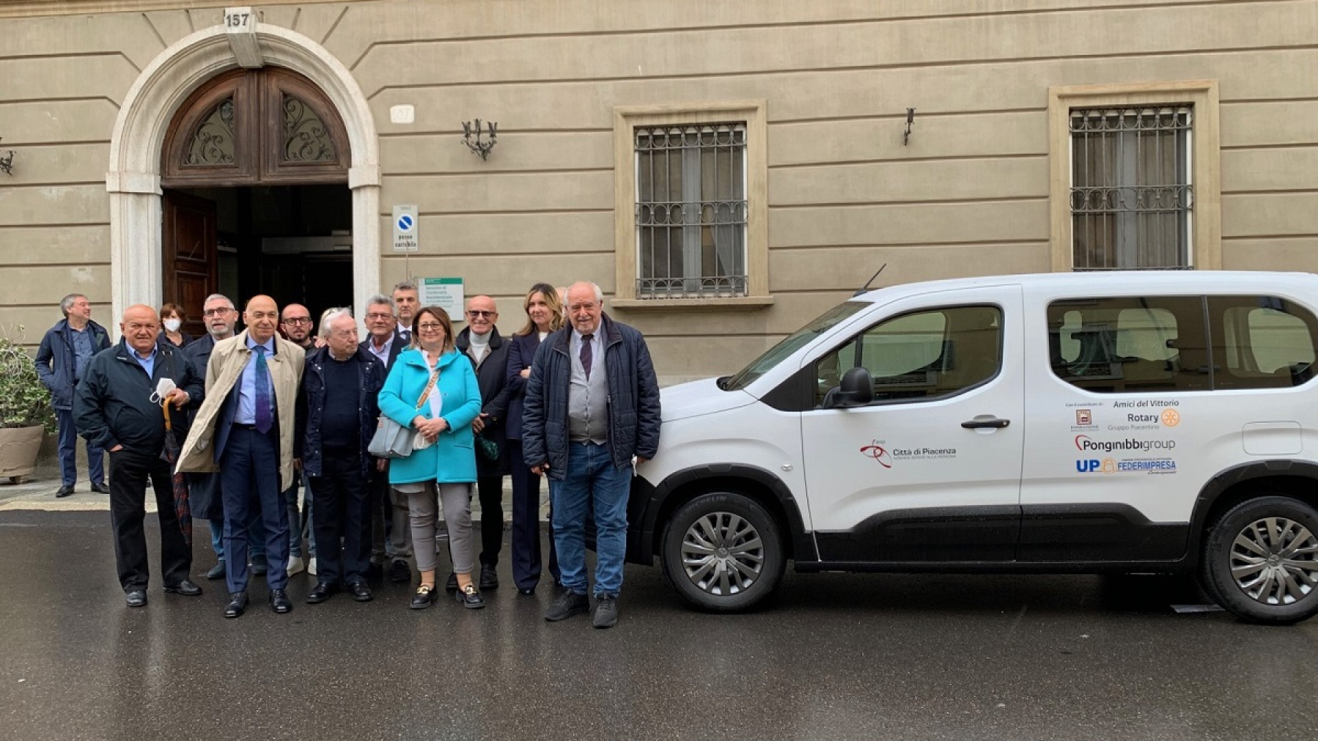 Un'auto elettrica per gli ospiti della casa di riposo Vittorio Emanuele: "Regalo prezioso"