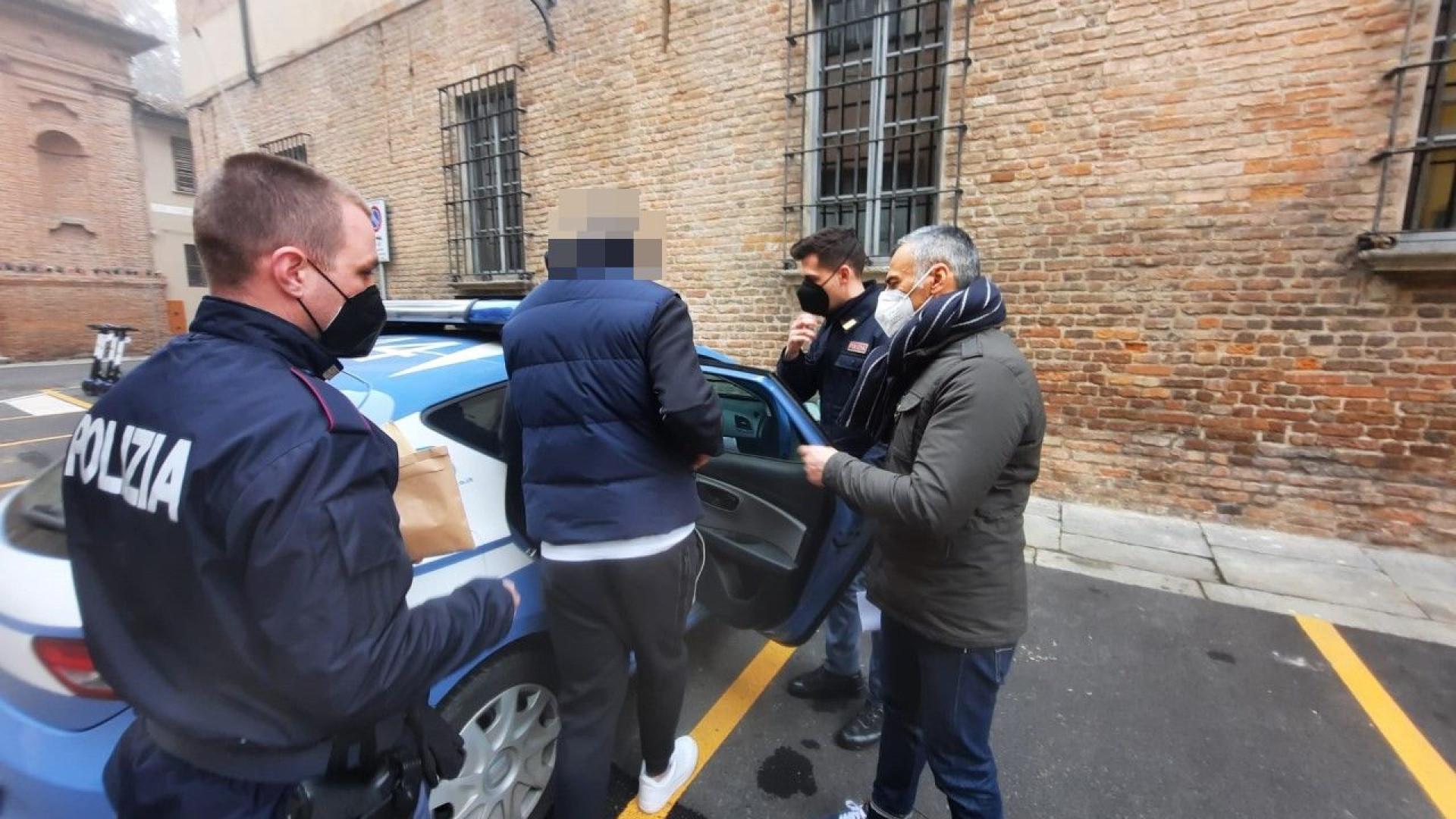 Nel baule dell'auto cinque chili di marijuana: arrestato dalla polizia un 25enne