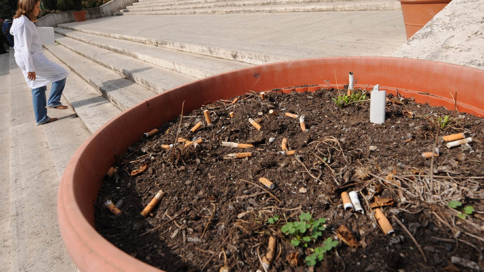 In Spagna i produttori di sigarette devono raccogliere i mozziconi gettati per strada