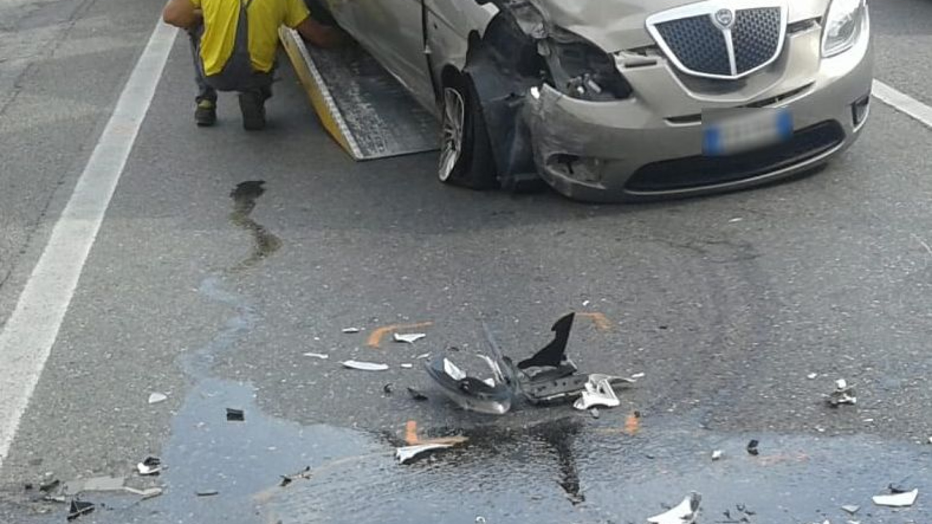 Donna perde il controllo dell'auto e si schianta contro un muro