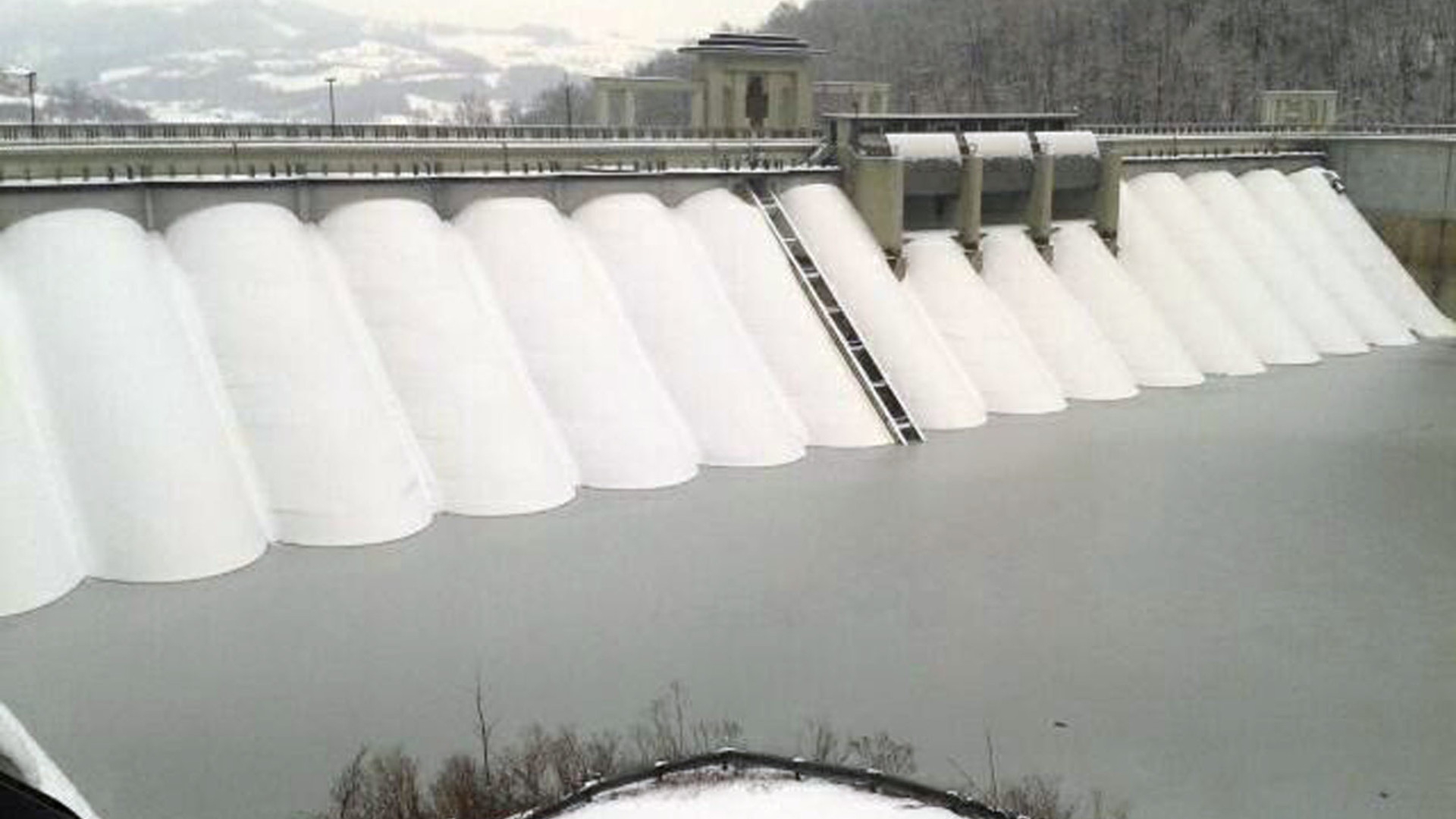 Rischio frane e piene dei fiumi. Allarme siccità alla diga del Molato