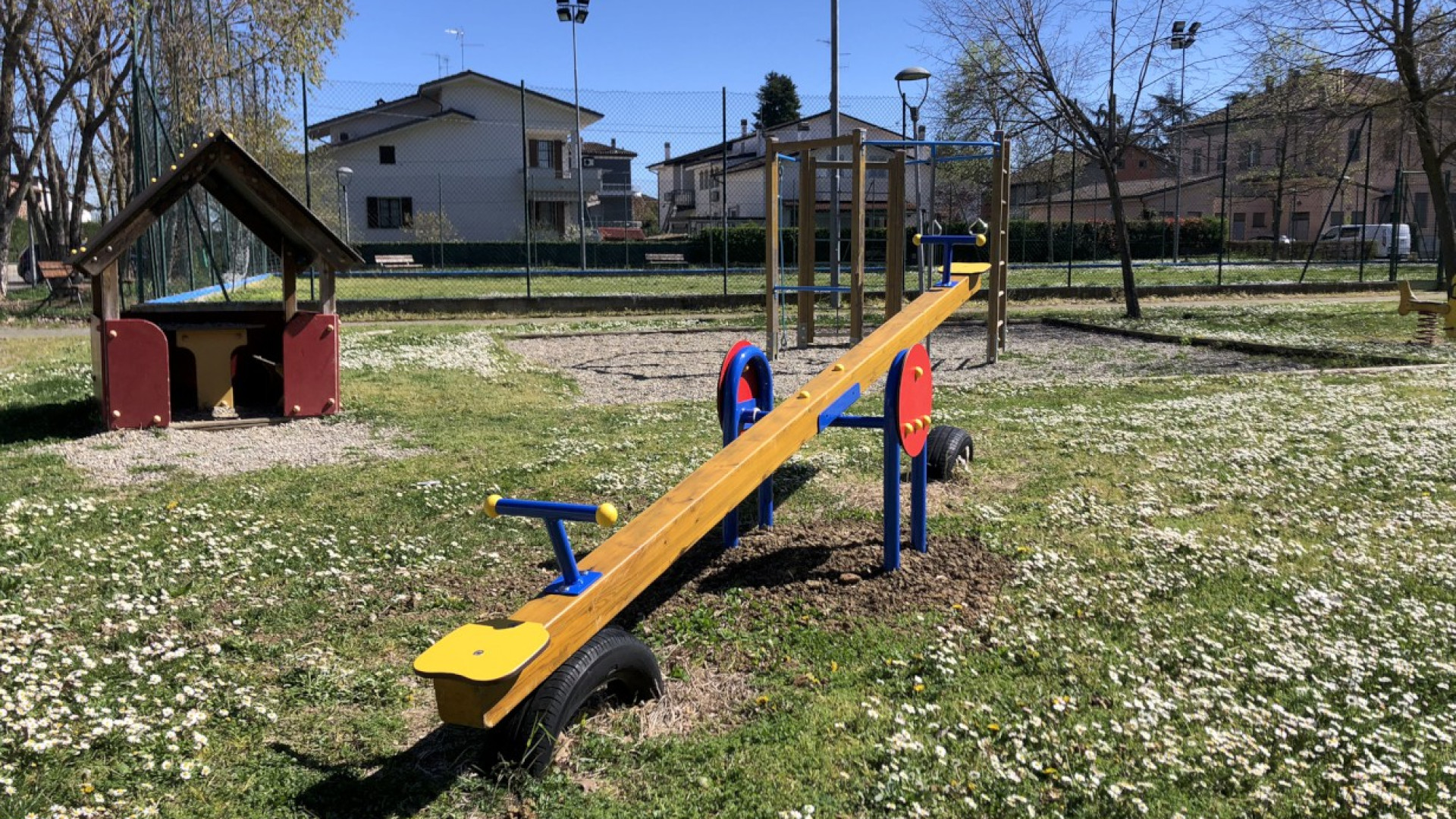 Nuovi attrezzi al parco giochi “della discordia” di Settima. Manutenzione agli Scout