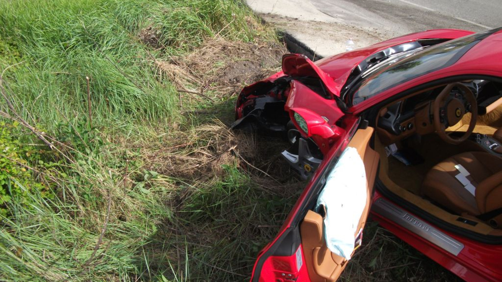 Sbanda con la Ferrari rosso fiammante e finisce contro il palo della luce