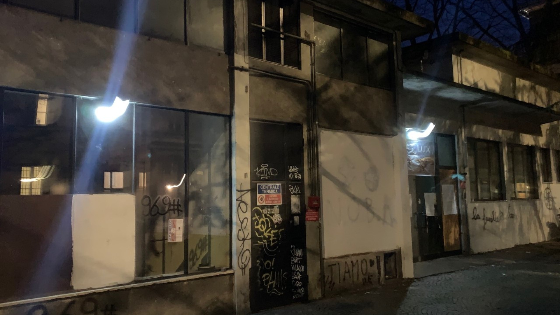 Installati sei faretti al led "per far luce sul degrado di piazza Cittadella"