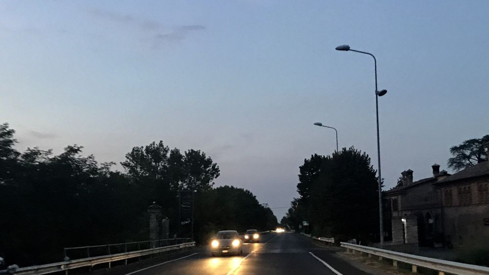 La Procura dispone accertamenti sui fari davanti alla discoteca