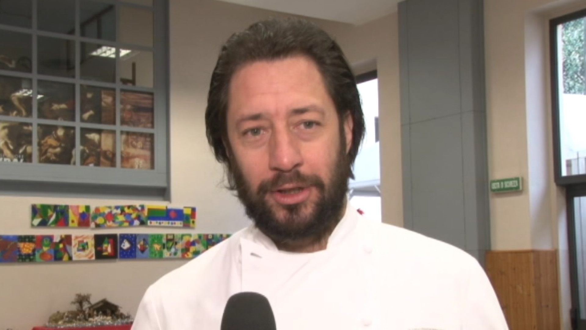 Lo chef stellato Luigi Taglienti prepara il pranzo di fine anno per gli ospiti della Caritas