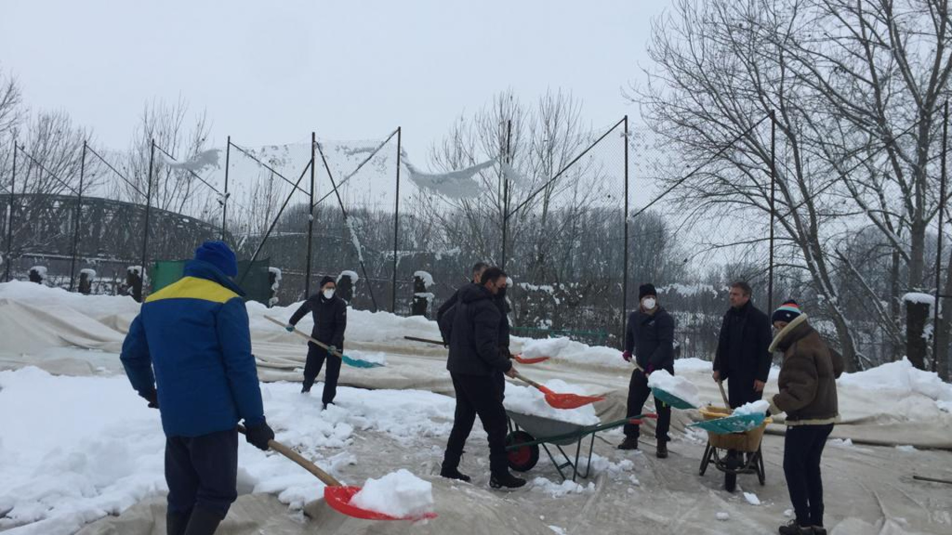 Alberi e campi da calcio distrutti dalla neve. Salvi quelli da tennis