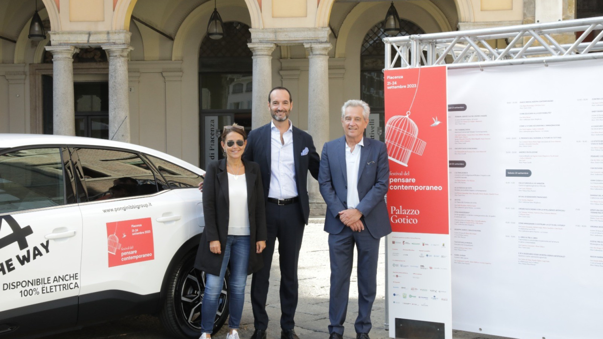 Aria di Festival in città. Staff al lavoro, un'auto elettrica a servizio della kermesse