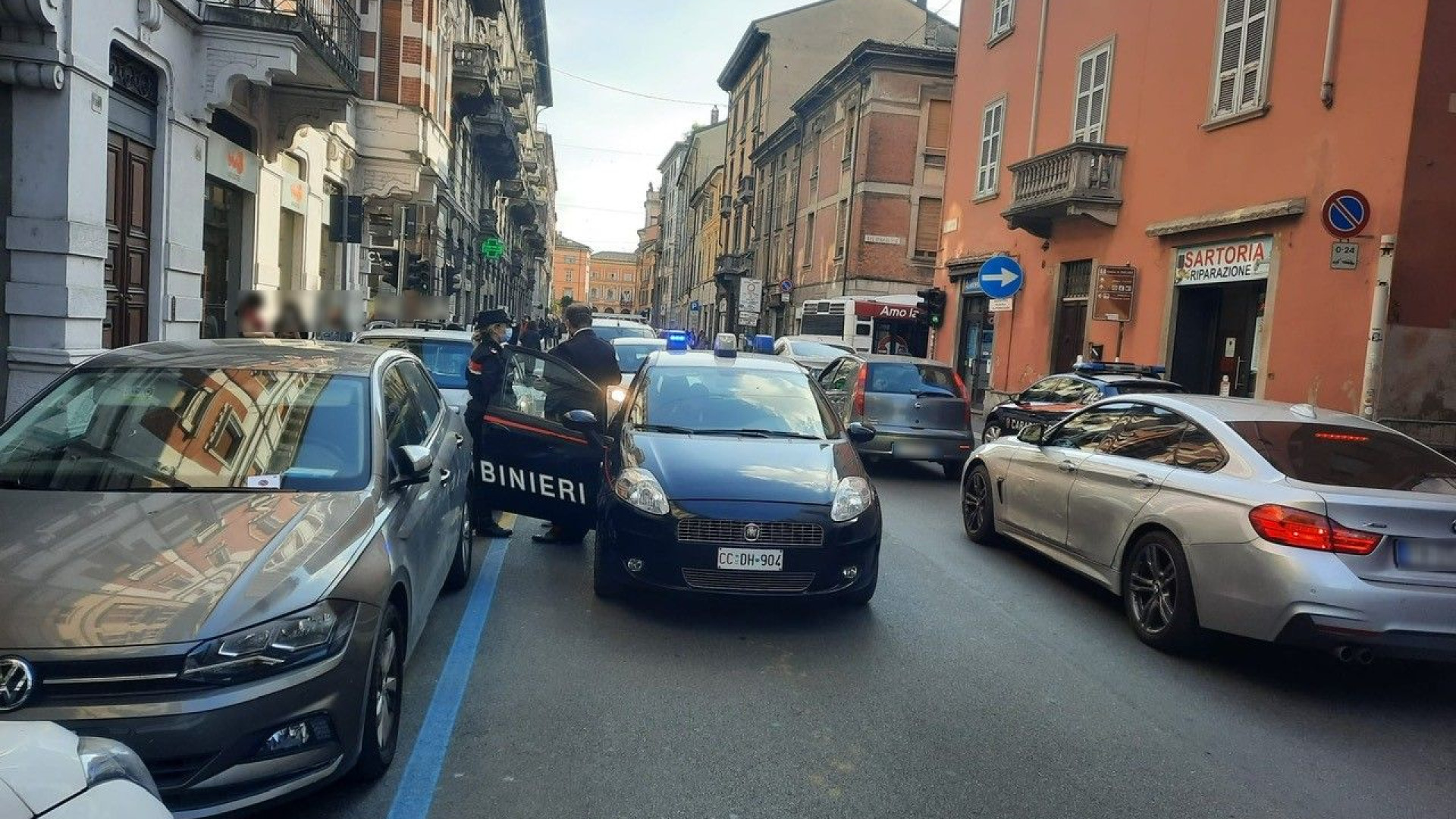 Via Cavour, lite e botte tra minori per la felpa griffata. Arrivano i carabinieri VIDEO