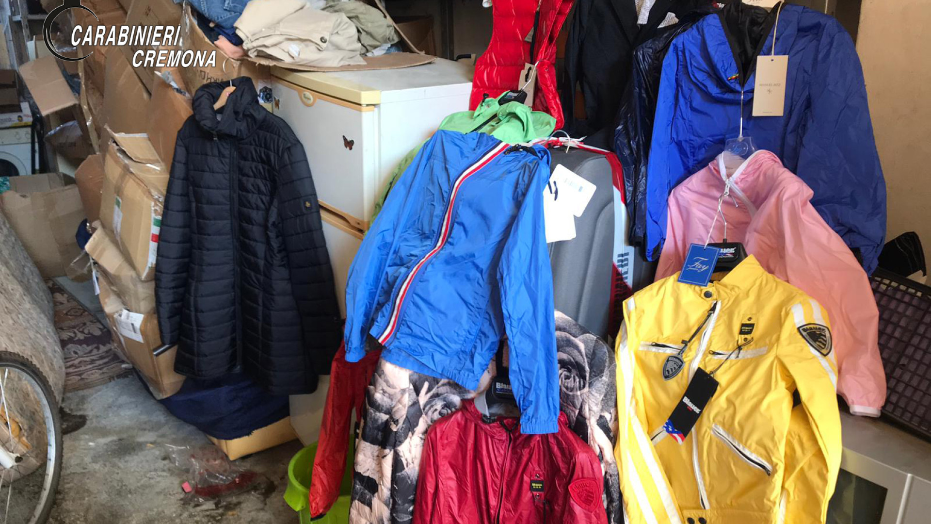Trovato il magazzino di abiti e scarpe rubati alla logistica di Piacenza