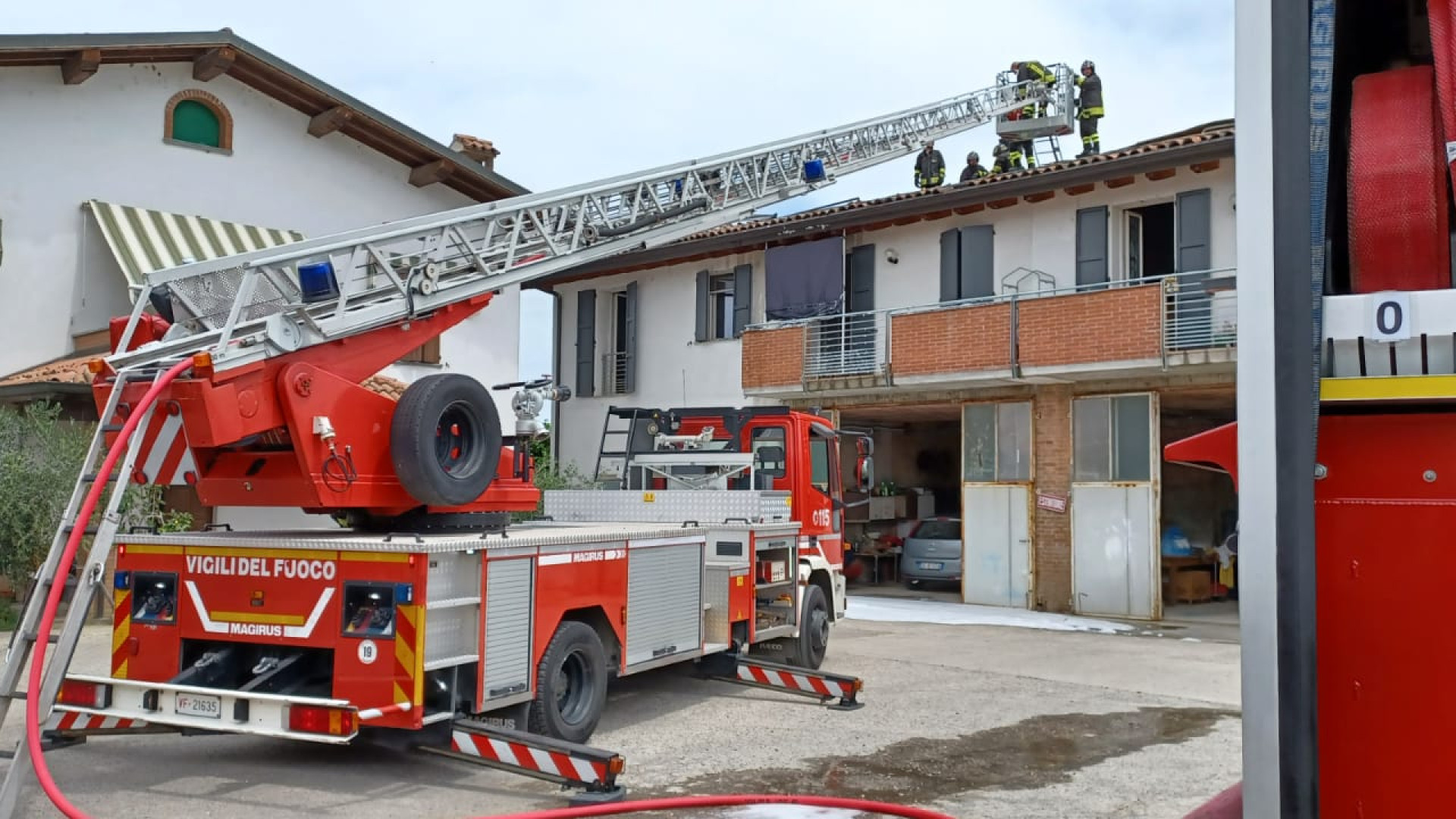 In fiamme i pannelli fotovoltaici di una casa. Vigili del fuoco a Gossolengo