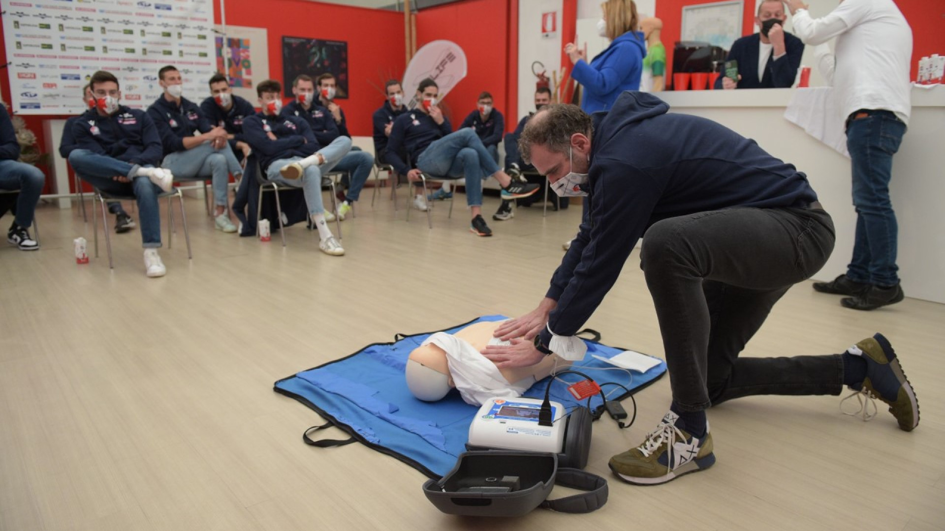 La Gas Sales a lezione su come utilizzare il Dae. "Con tre mosse si salva la vita"