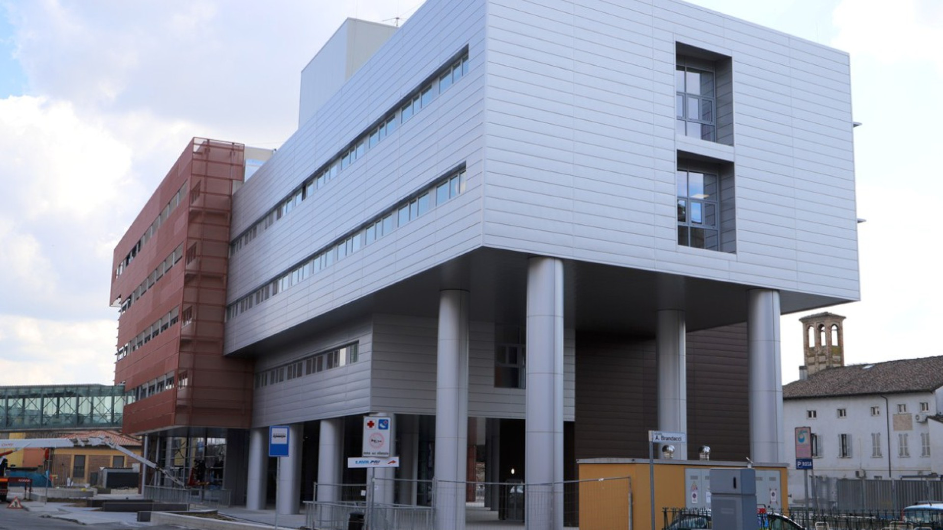 Ospedale di Fiorenzuola, terminato il ripristino dei pannelli esterni