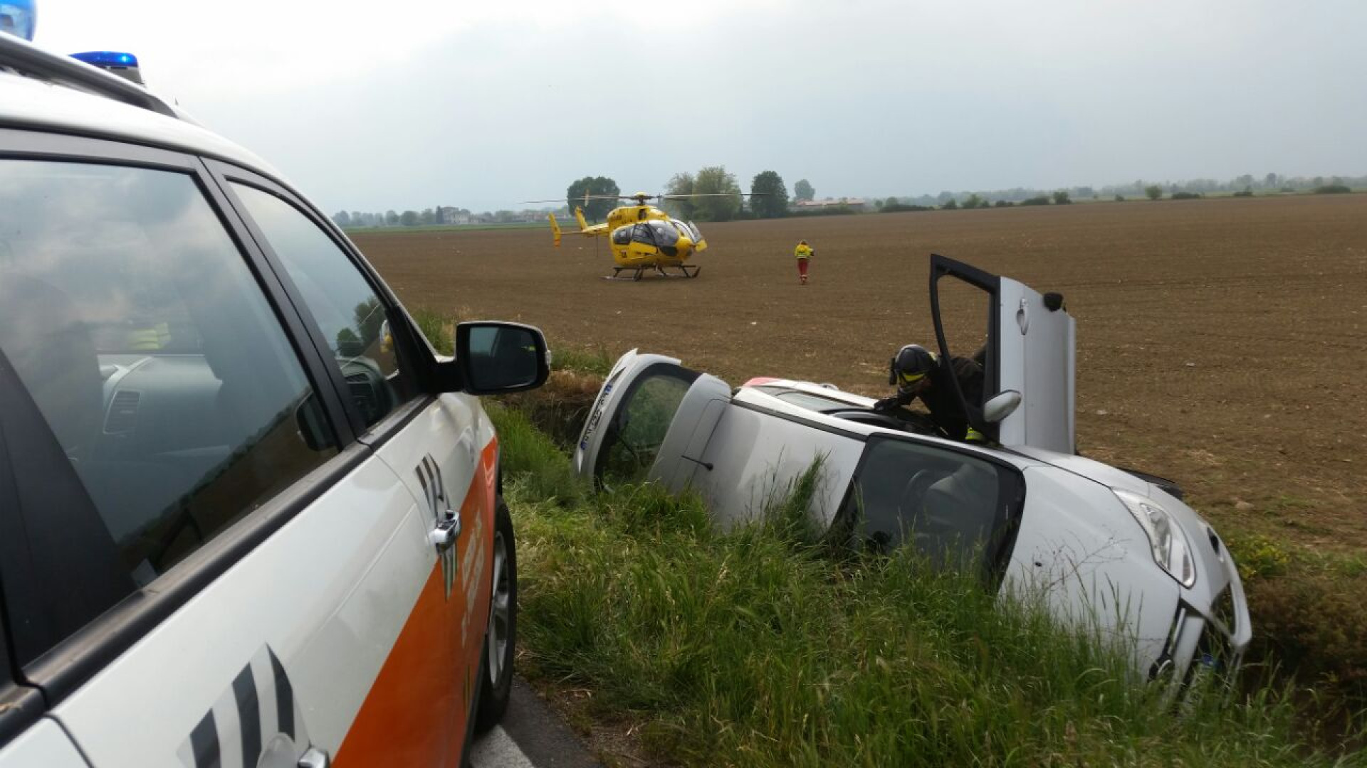 Auto sbanda ed esce fuori strada dopo aver attraversato la carreggiata