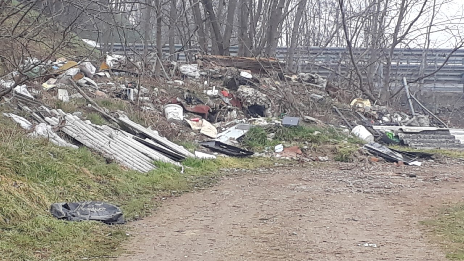 Discarica abusiva a Castel San Giovanni: tra i rifiuti spunta l'amianto