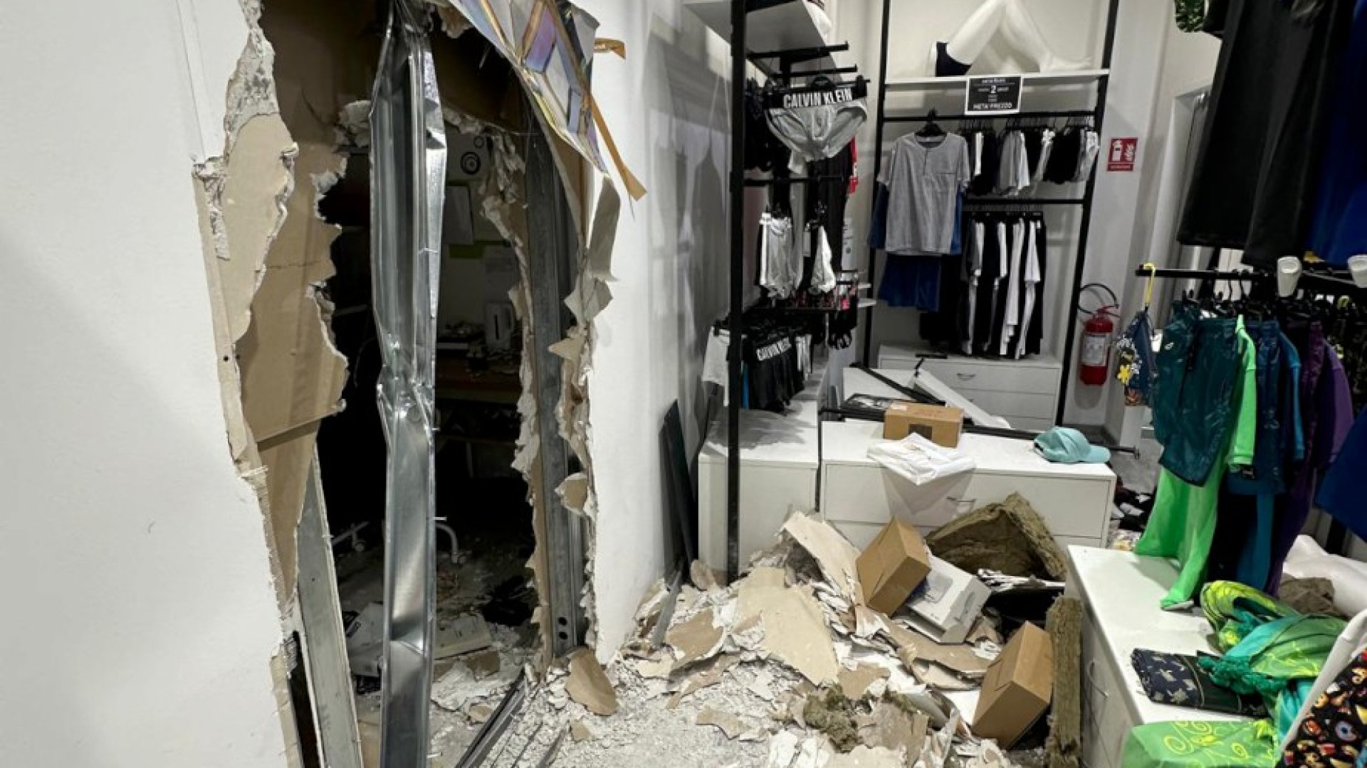 Banda del buco in azione al centro commerciale, rubati gioielli per migliaia di euro