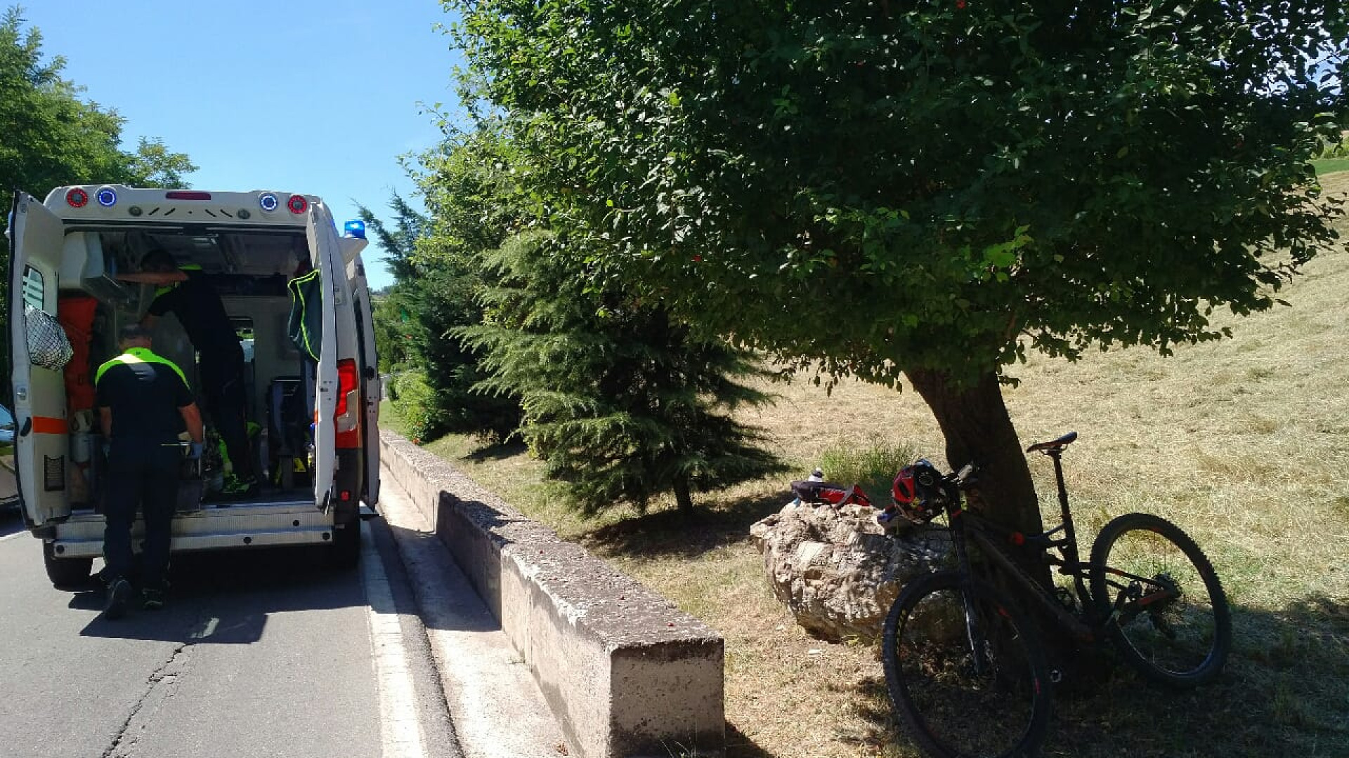 Si urta con un'auto e cade: ciclista piacentino in condizioni molto gravi portato a Parma con l'elisoccorso