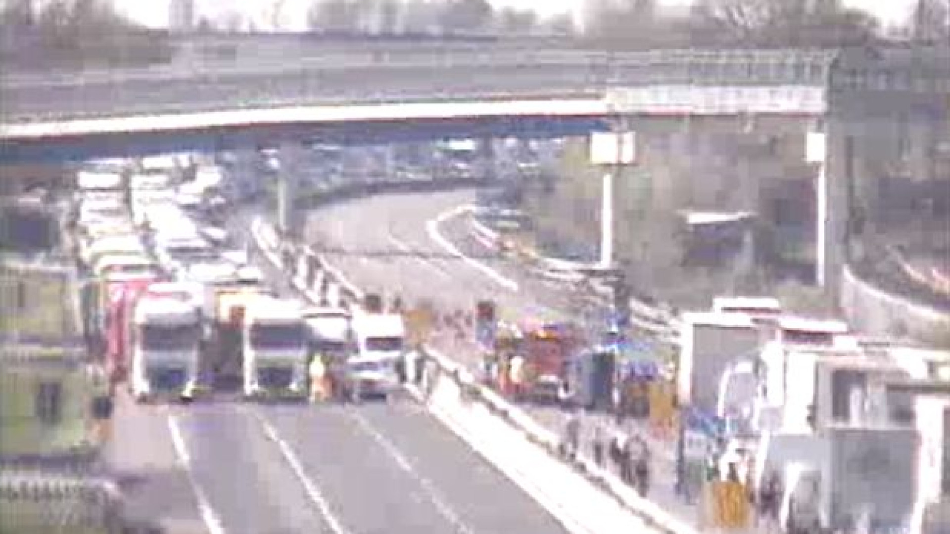 Tamponamento in A1 a Pontenure tra furgone e autocarro: un ferito grave